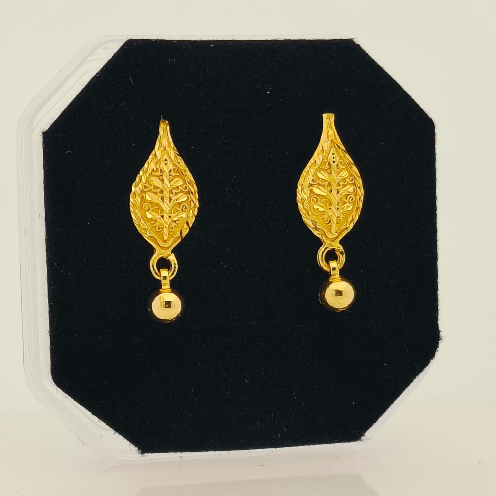 Exquisite Gold Filigree Leaf Drop Earrings